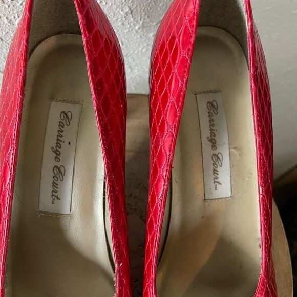 Carriage Court Red Faux Snake Skin Heels Size 6.5 - Picture 3 of 8